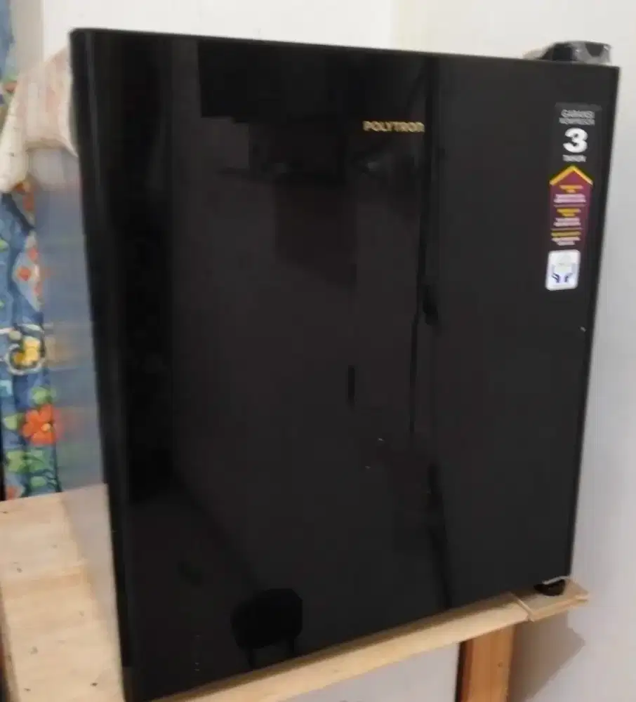 Kulkas mini fortable masi seperti Baru .