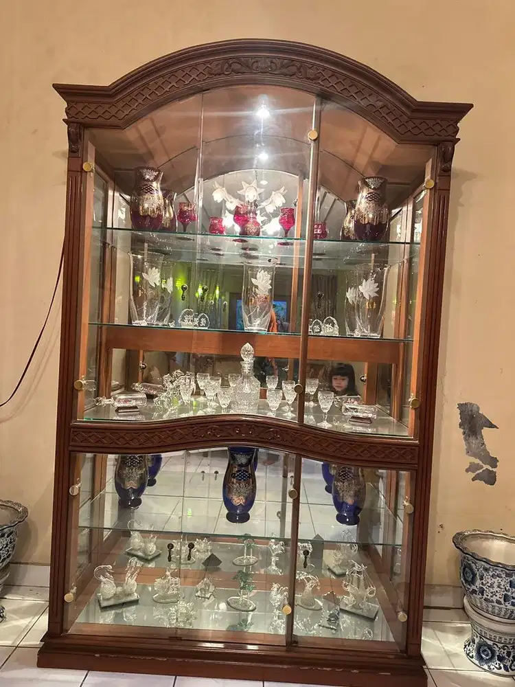 Lemari pajangan kristal