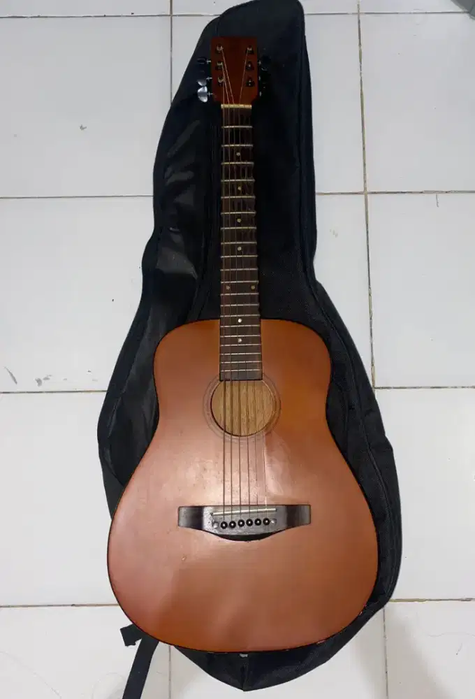 Di jual gitar custom full mahogany size 3/4 gurih