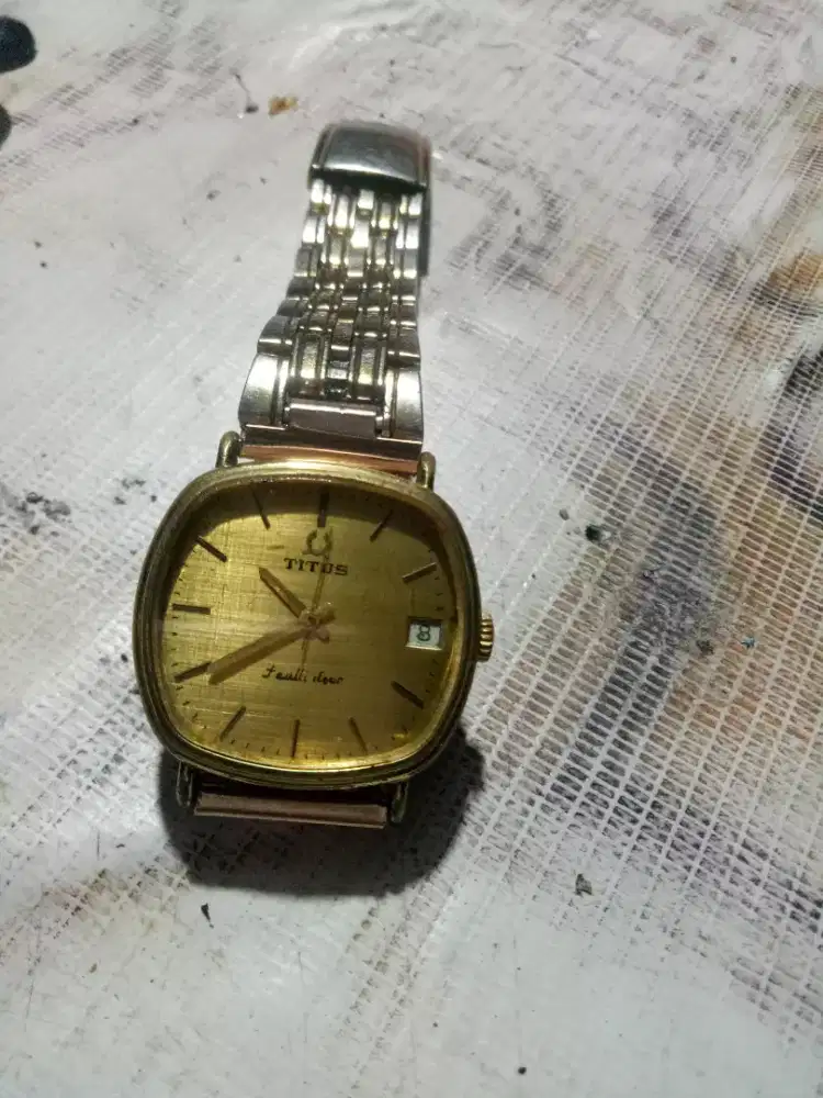 Jam titus otomatis vintage