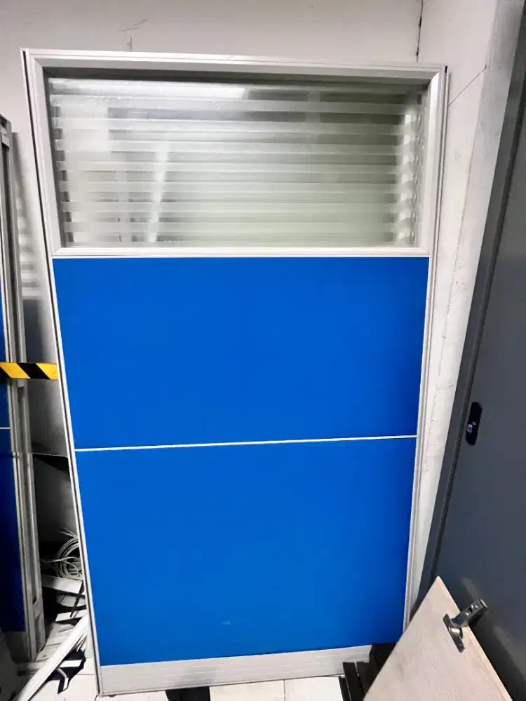 Partisi sekat meja kantor