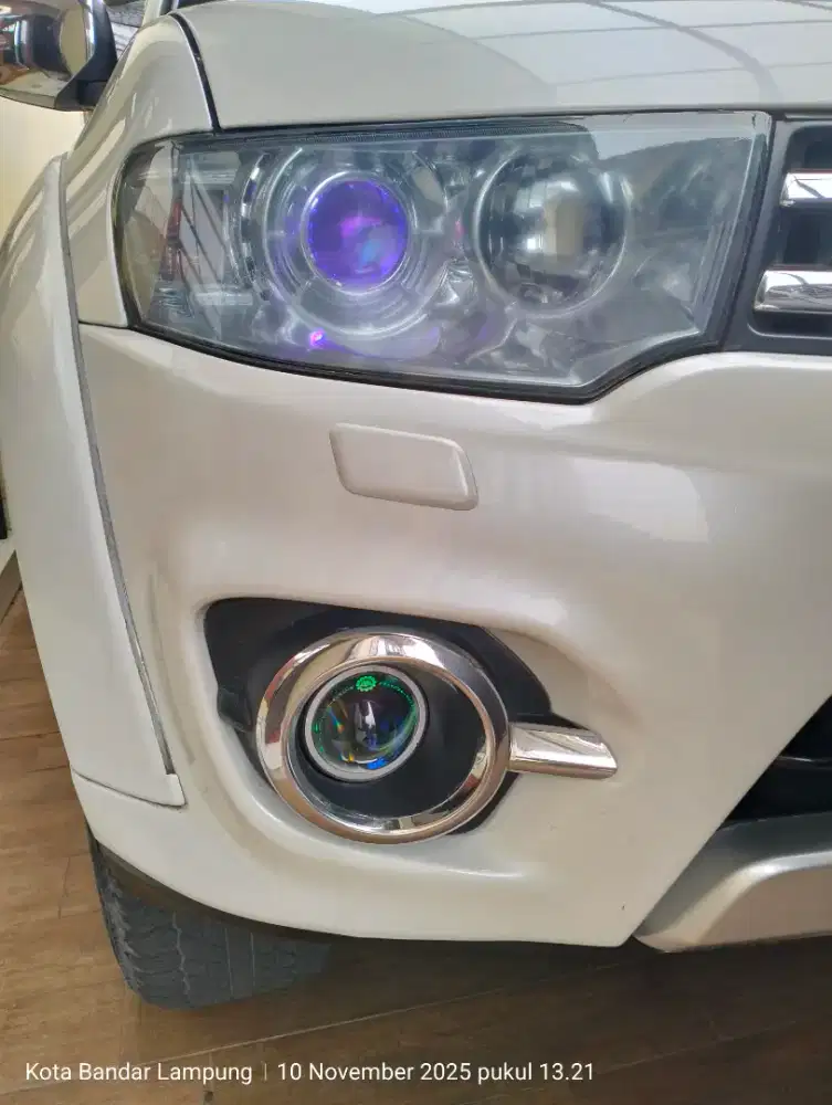 Mitsubishi Pajero Sport Dakar 4x4 AT diesel putih mutiara