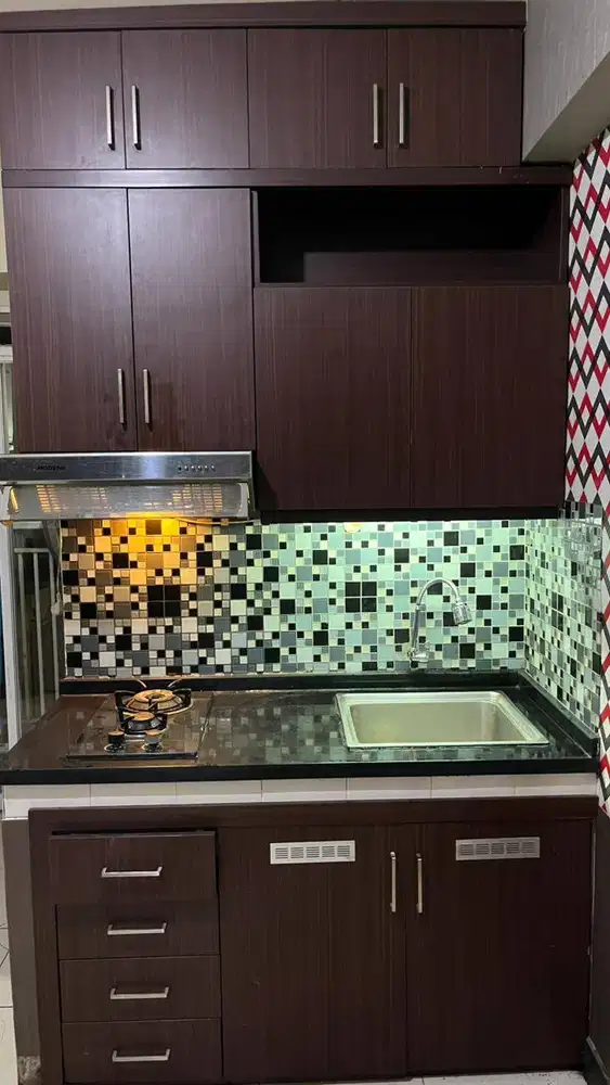 Disewakan Apartemen 1 Kamar Tidur Luas, Furnished, Tahunan, Siap Huni