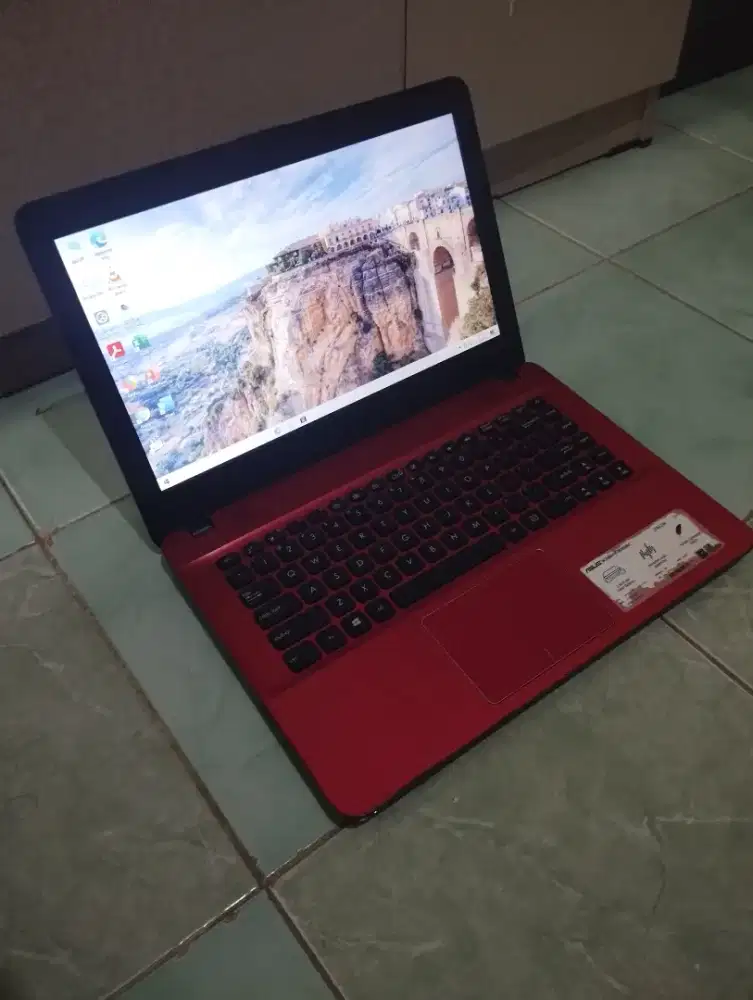 Asus X441 Celeron N3350U. Ram 4/500Gb.