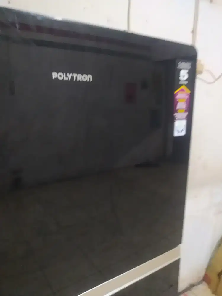 Jual kulkas 2 pintu merk Polytron pemakaian baru 9 bulan