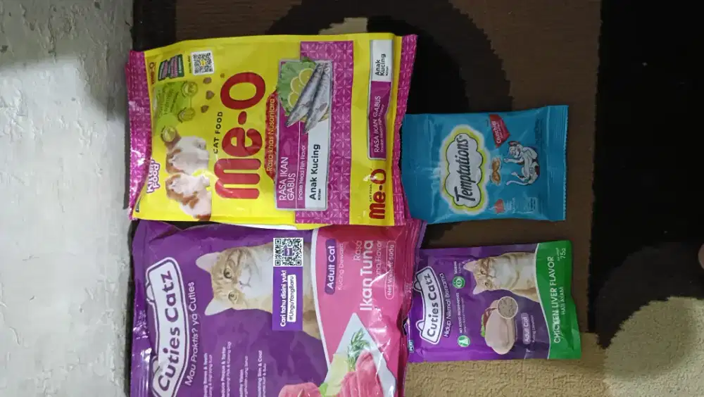 Makanan pakan kucing