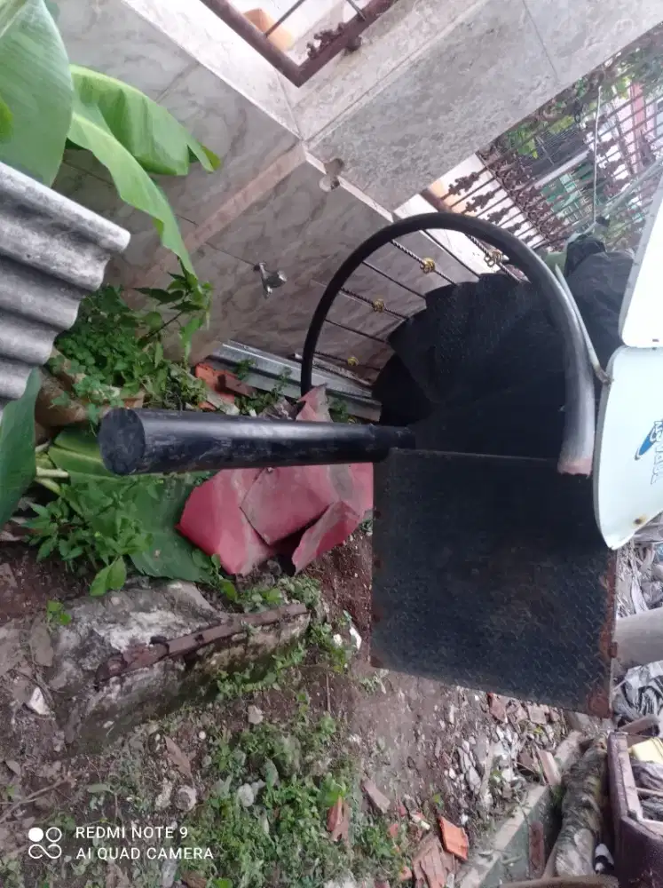 Tangga putar dan genteng