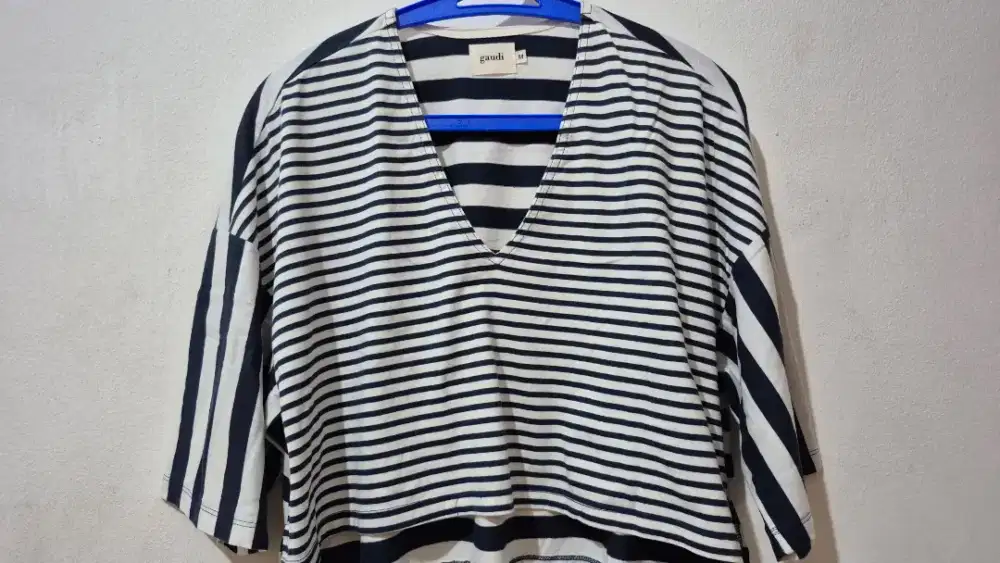 Kaos Gaudi ukuran M