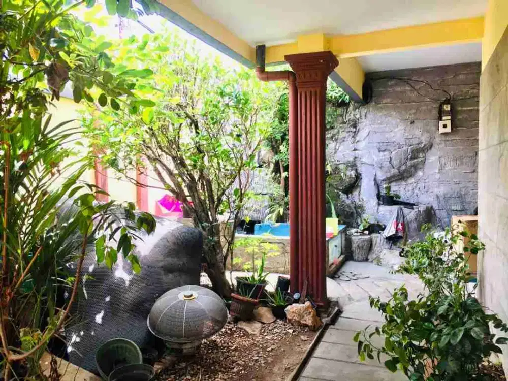 Dijual rumah,pinggir jalan raya, SHM , hadap utara ,semi furnished , LT 256m2 LB 400m2, bebas banjir.