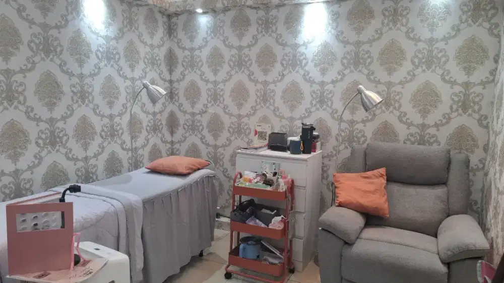 Therapist eyelash dan nails