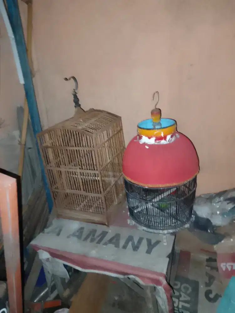 Kandang burung bekas.