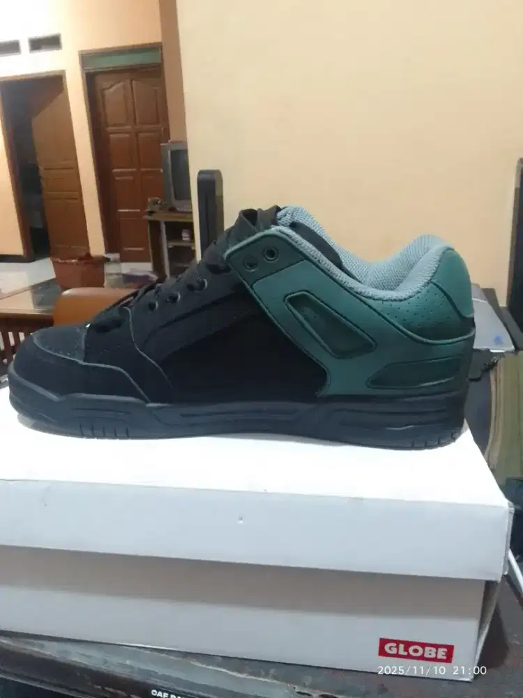 Jual sepatu globe tilt size 41 baru warna black green