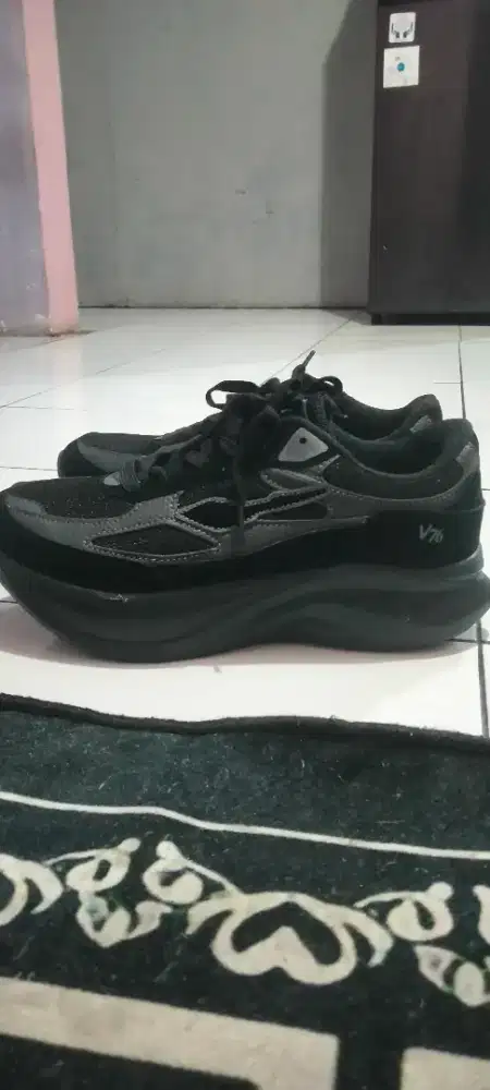 Sepatu stryde forward