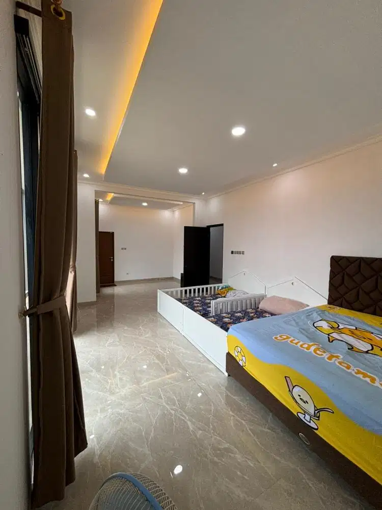 Rumah 3 Lantai Rooftop Luas di Cibubur