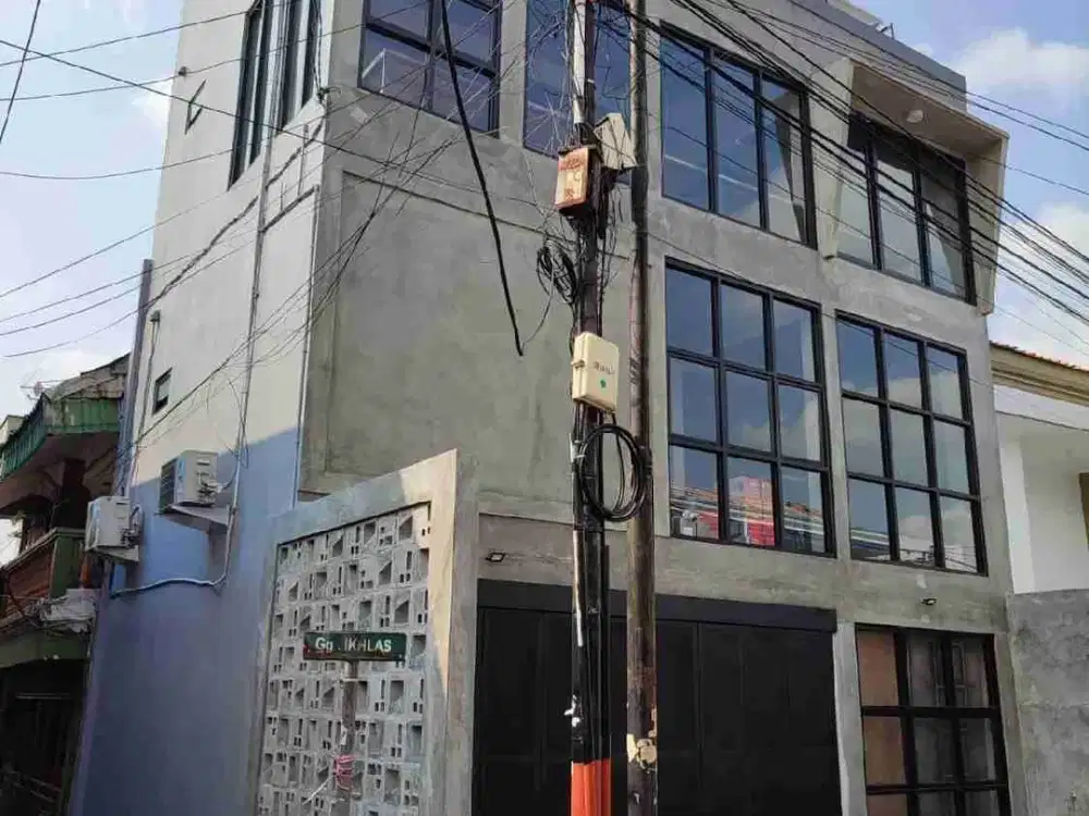 Dijual Cepat Rumah atau Kantor 3 Lantai Strategis di Cipinang Jatinegara