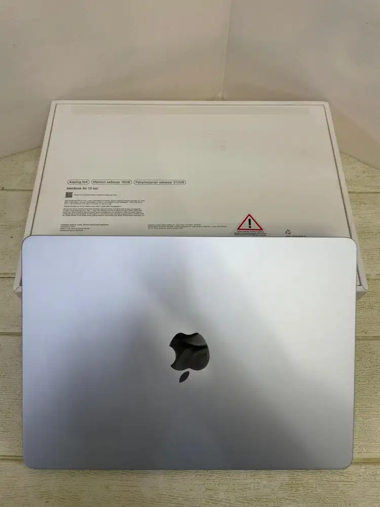 Macbook Air M4 13inc 16/512gb garansi ibox on agust2026 like new