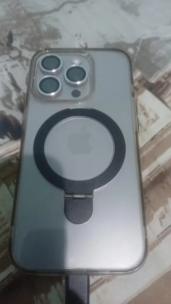 I phone 15 pro warna silver