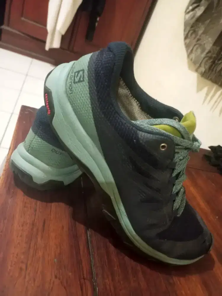 Dijual sepatu tracking pria/wanita Salomon GTX size 41 1/2.