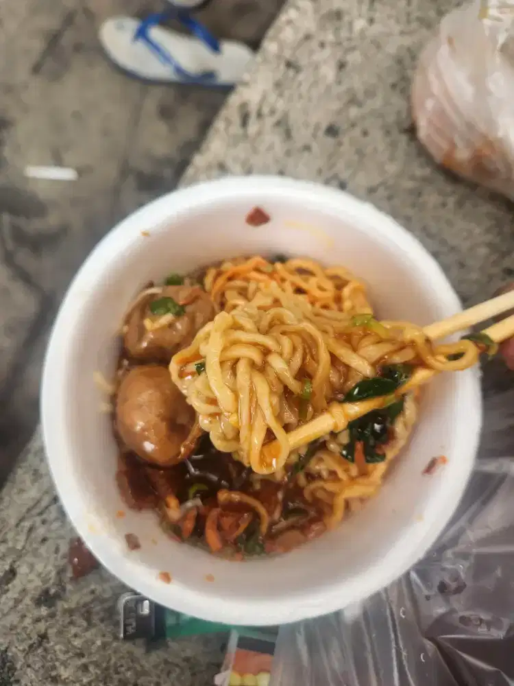 Di butuhkan karyawan laki lakl uket rajin dan jujur