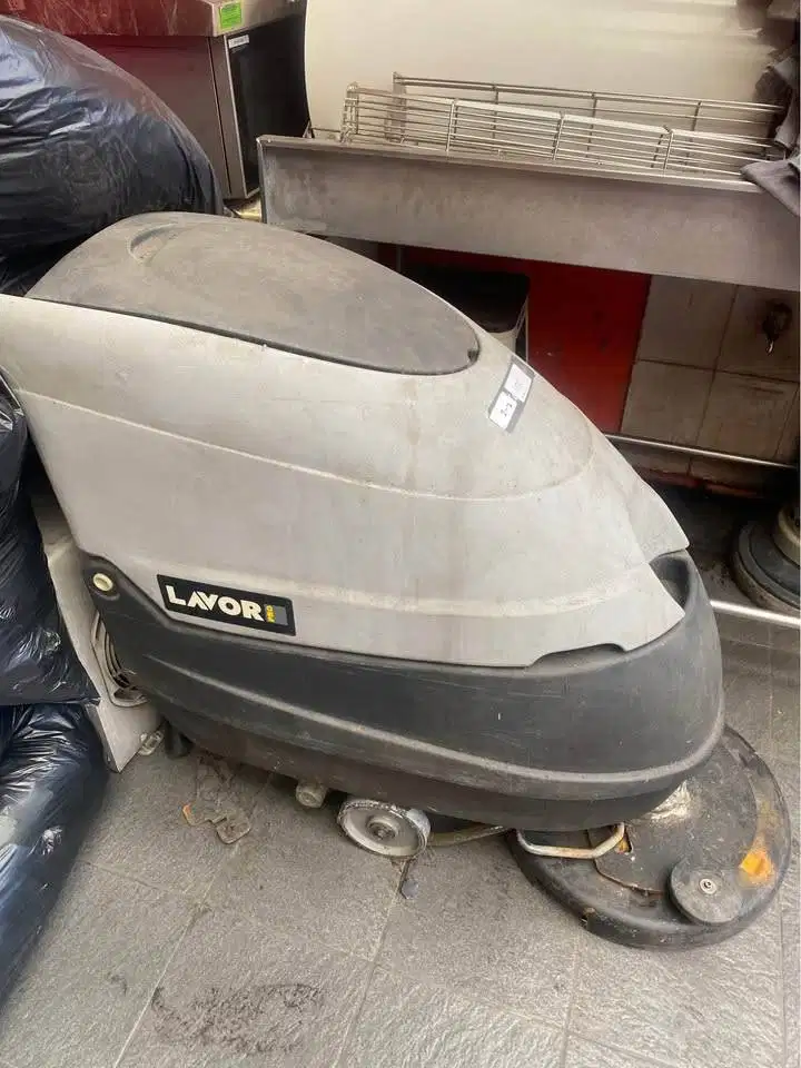 Mesin sikat lantai (tidak nyala)