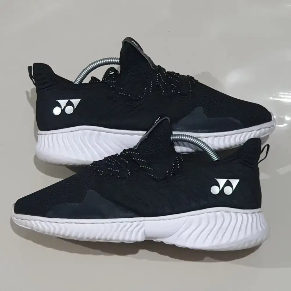 Yonex hitam size 42