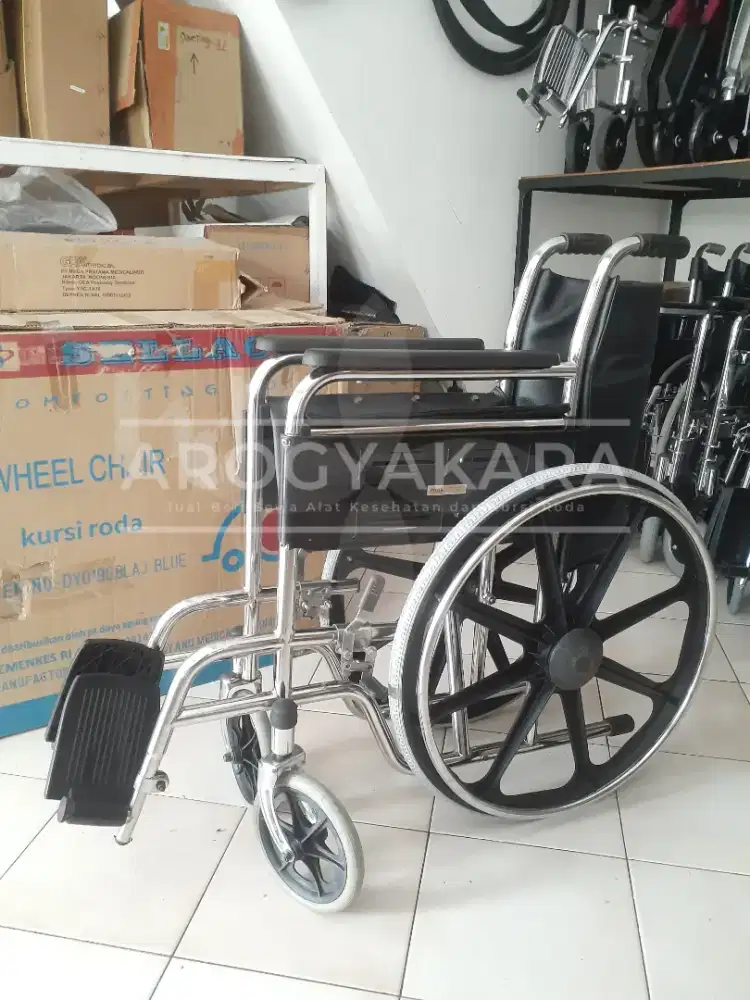 Kursi roda standart bekas