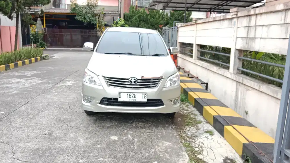 Kijang innova 2012  matic  bensin