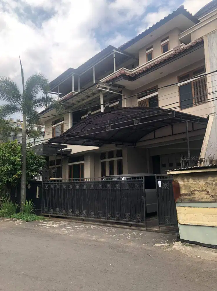 RUMAH MEWAH 3 LANTAI ,SAYAP KARAWITAN DAERAH TURANGGA,DEKAT TSM