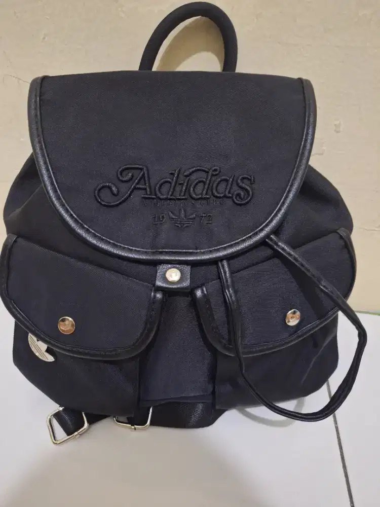 Ransel Adi black, woman