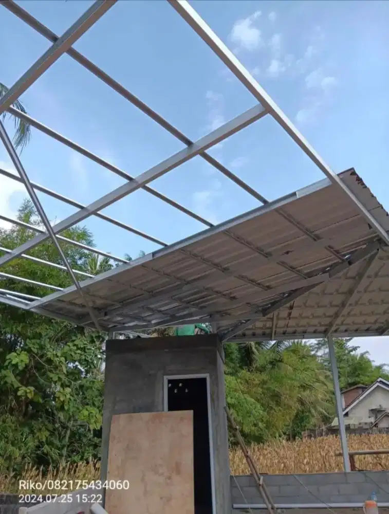 Proses pemasangan parkiran menggunakan atap baja ringan