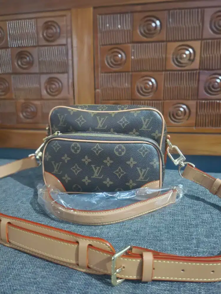 Preloved Tas L* Nill monogram kulit asli harum bersih habis di Spa