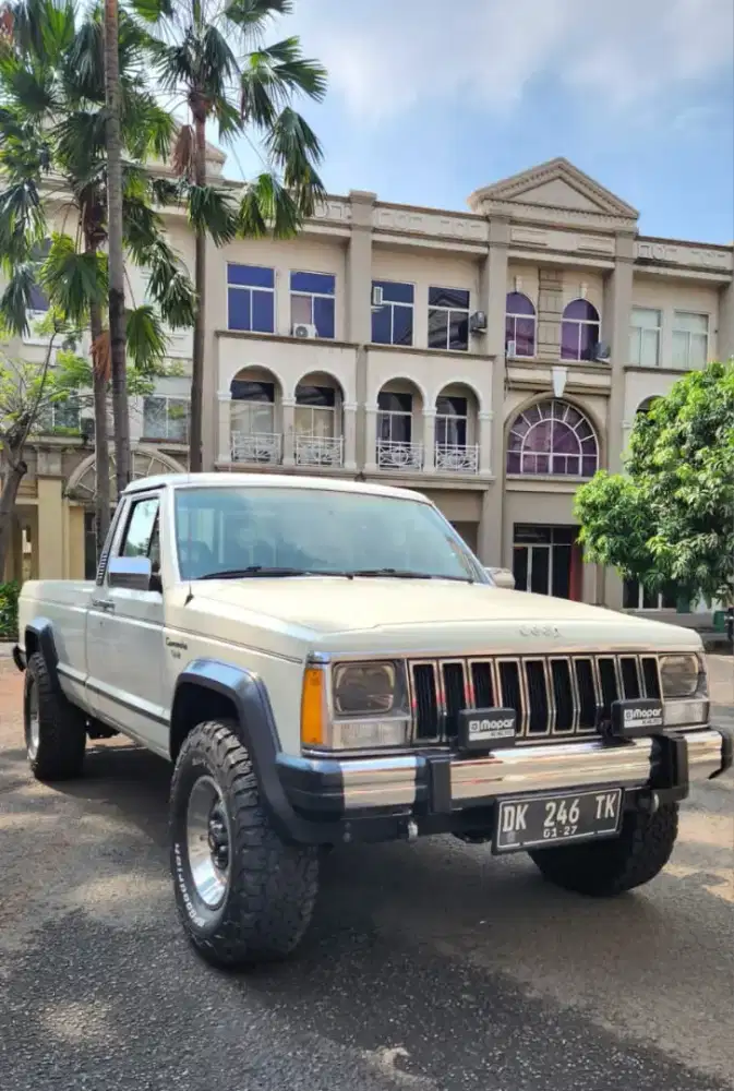 Super Rare  Antik Jeep Comanche 1988
