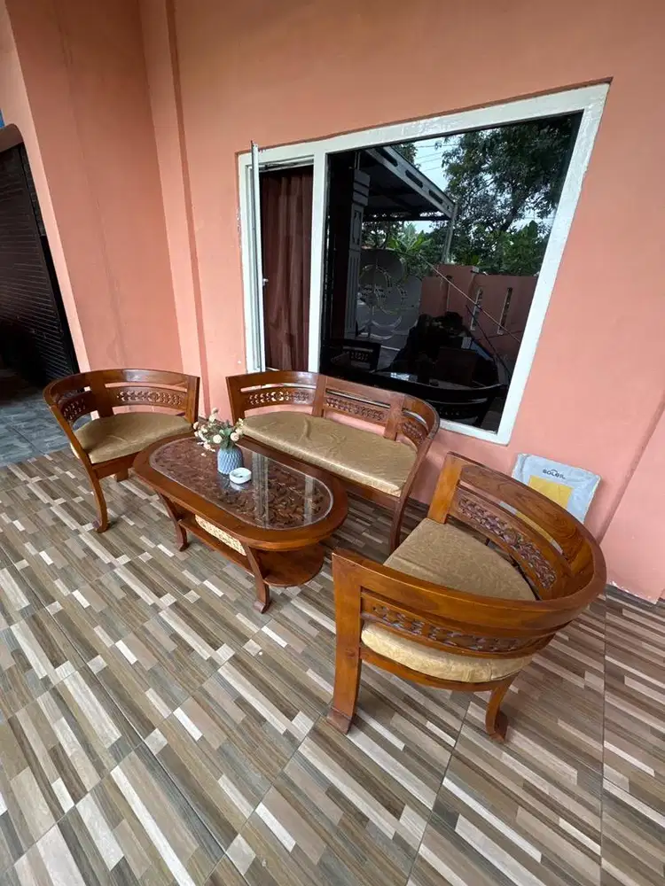 Dijual set meja kursi ruang tamu jati ukir