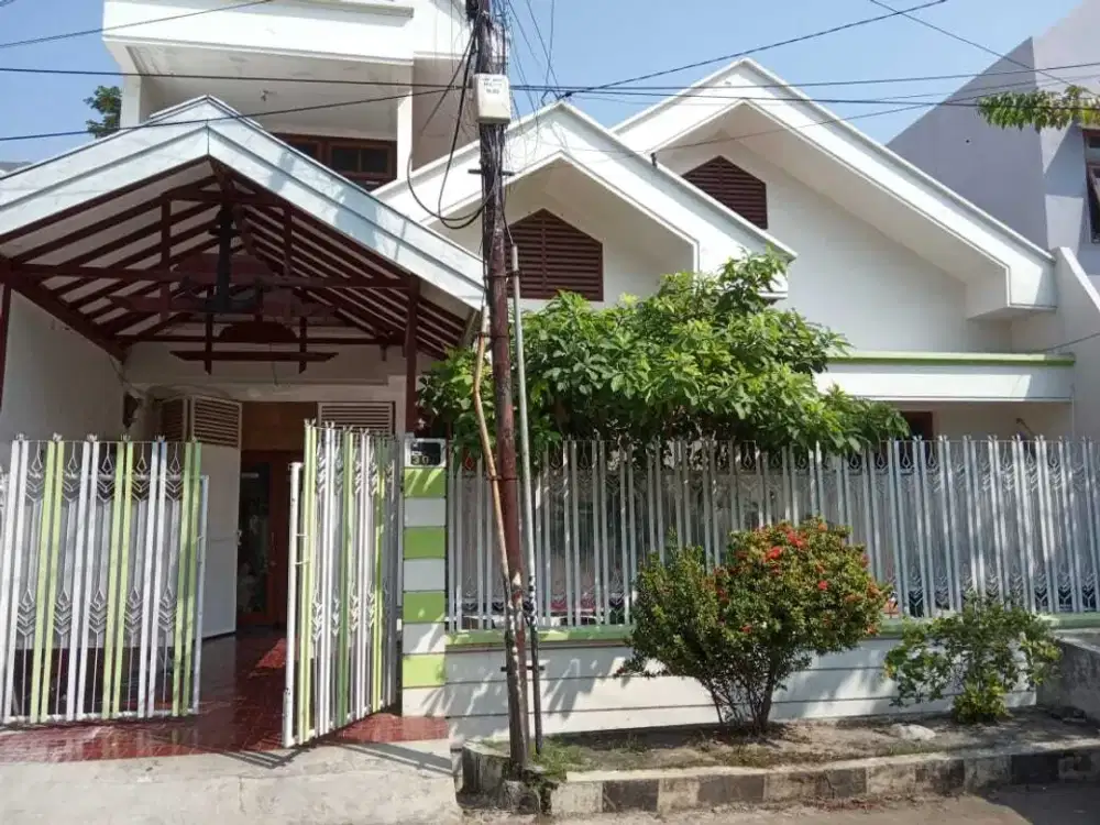 DEKAT PUSAT KOTA Dijual Rumah 2 Lantai Dharmahusada Indah Surabaya