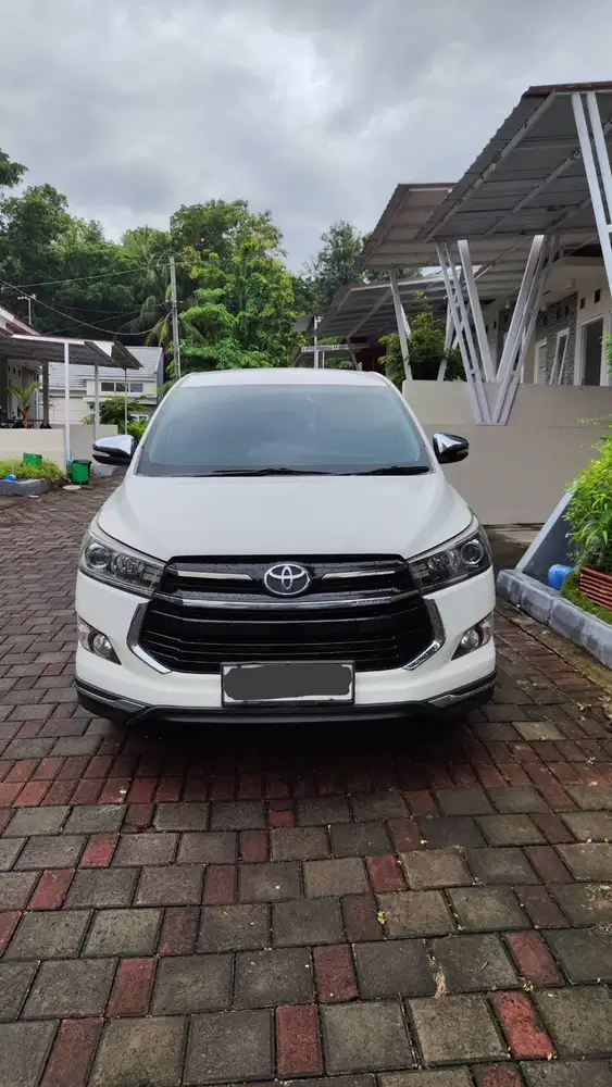 Innova Venturer 2.0 A/T Bensin 2017 Putih – Pemakaian pribadi