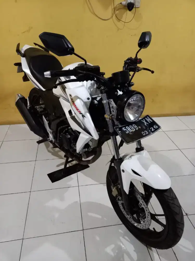 Honda cb150r 2015