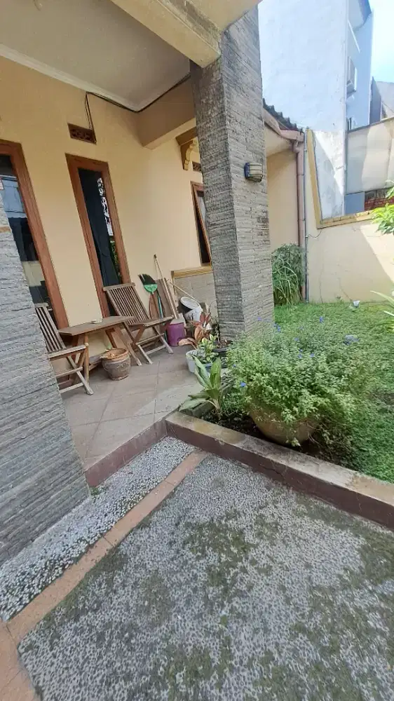 Rumah adem lingkungan nyaman di kiara sari asri buah batu