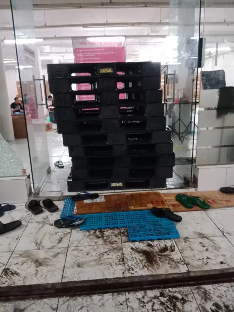 Palet plastik bekas dan baru untuk industri farmasi