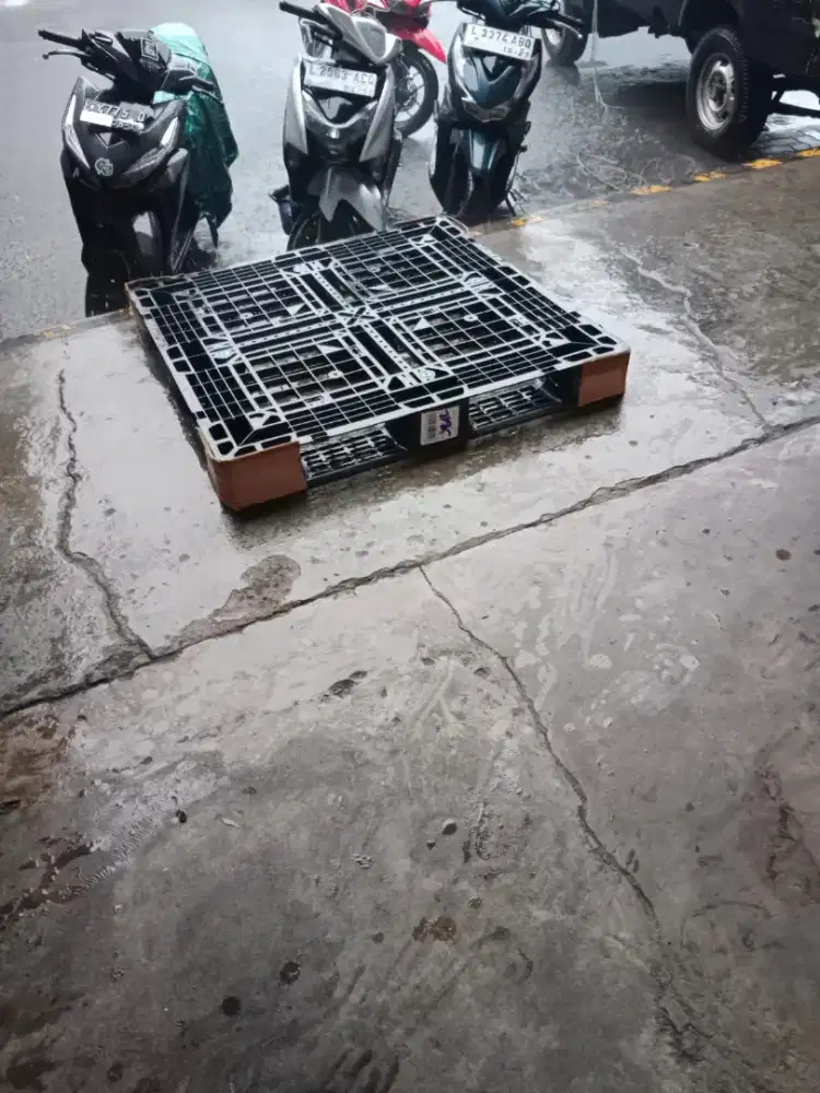 Palet plastik bekas dan baru untuk pengiriman domestik