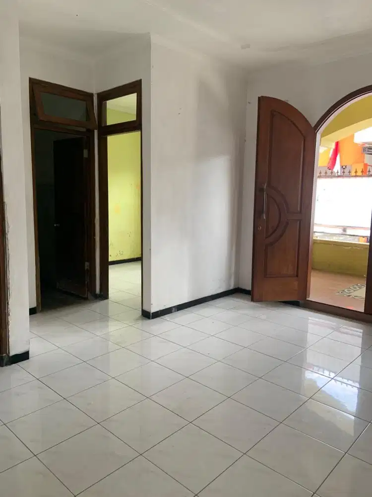 DISEWAKAN RUMAH 2 LANTAI DI NGRONGGAH CEMANI SUKOHARJO SOLO.