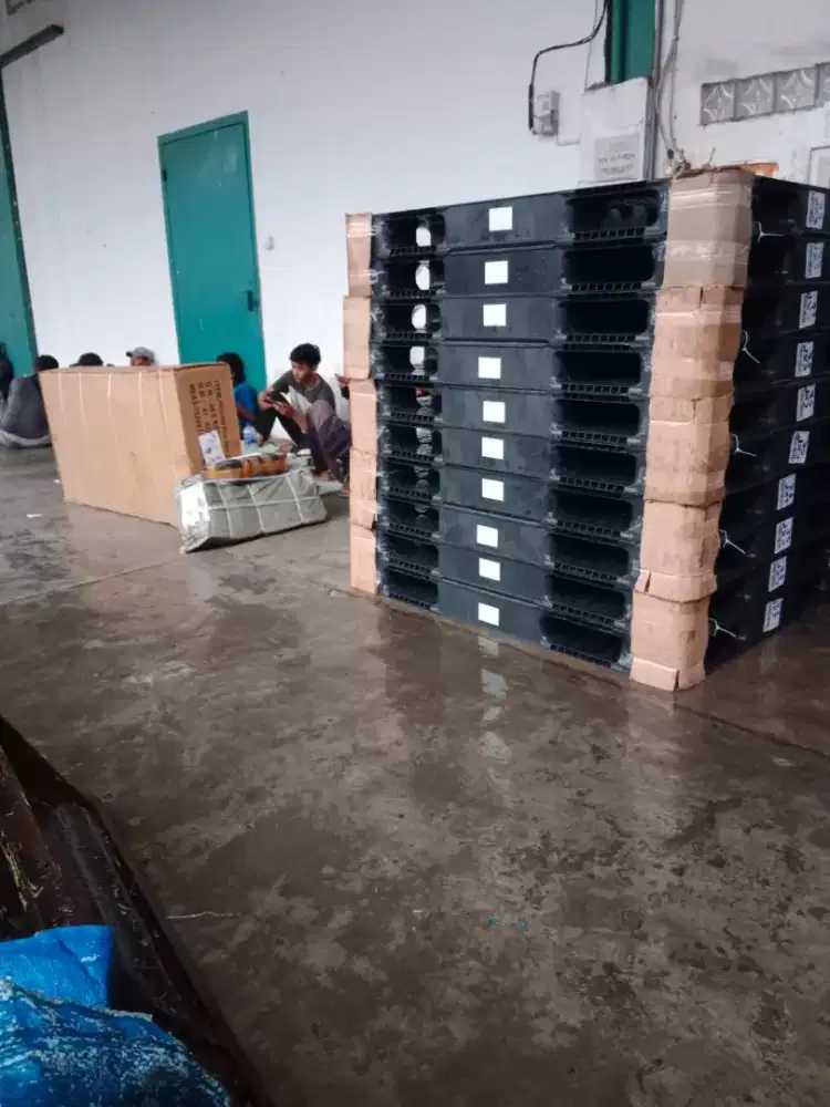 Palet plastik bekas dan baru untuk industri elektronik