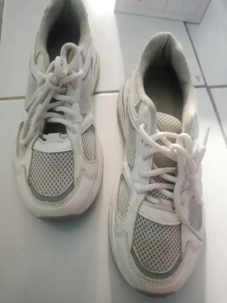 Sepatu putih wanita no 37