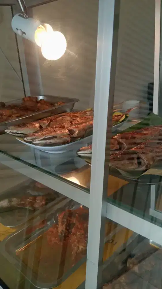 Dicari karyawati depot masakan babi waitress, juru masak, staff depot