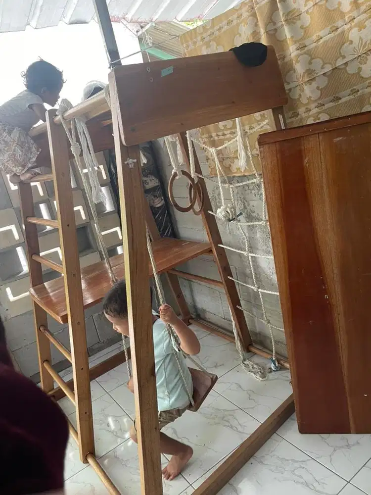 Brakiasi anak monkey bar perosotan