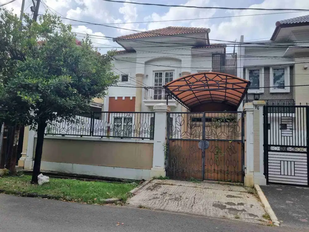 Rumah bagus 2 lantai di Taman Semanan Indah dengan lebar jalan 4 mobil