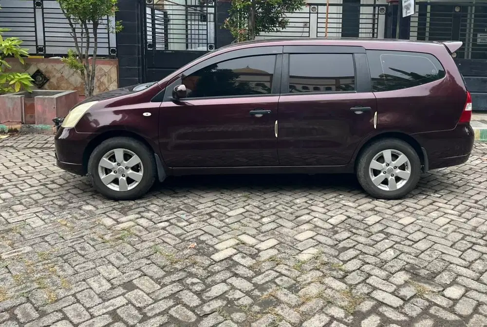 Nissan Grand livina 2012 Bensin