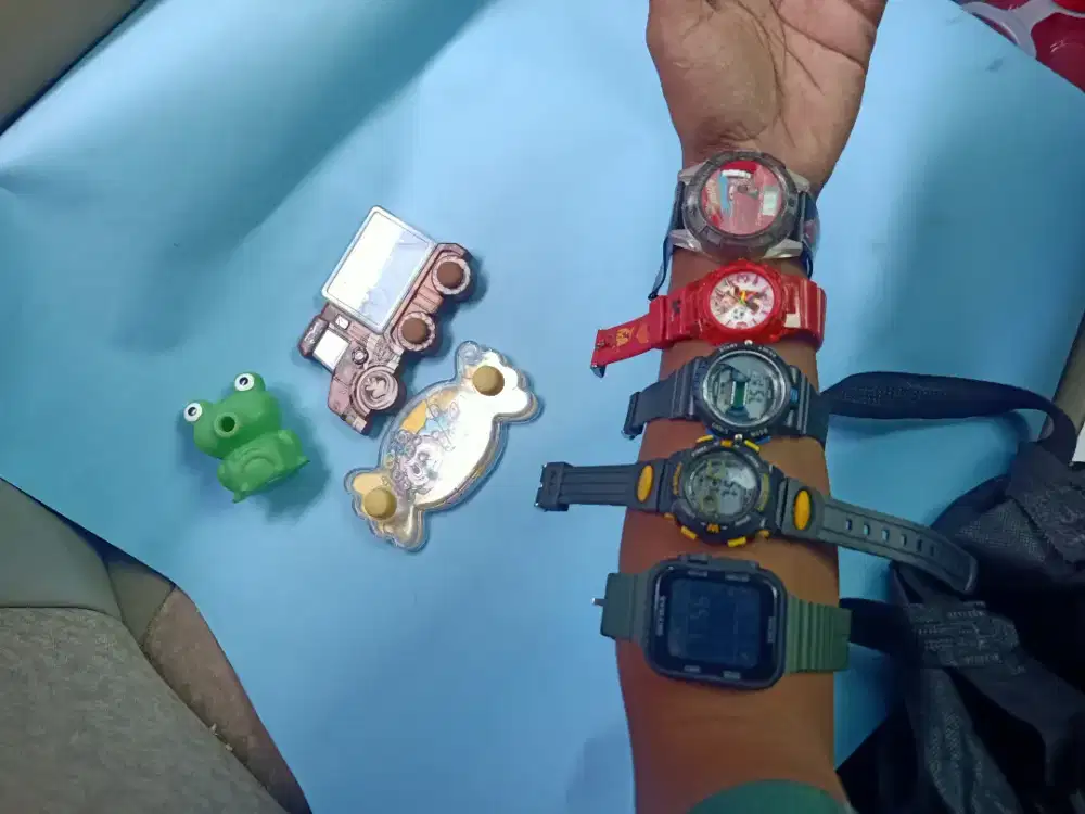 Di jual yg butuh kotak ,boxs, buku,kartu,jam anak2 jam dewasa dll