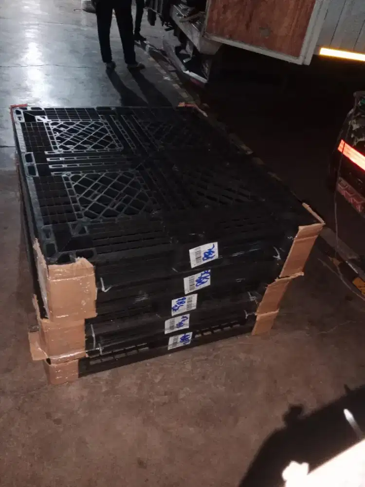 Pallet plastik bekas dan baru untuk industri otomatif