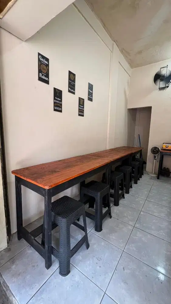 Meja makan dan meja bar + kasir