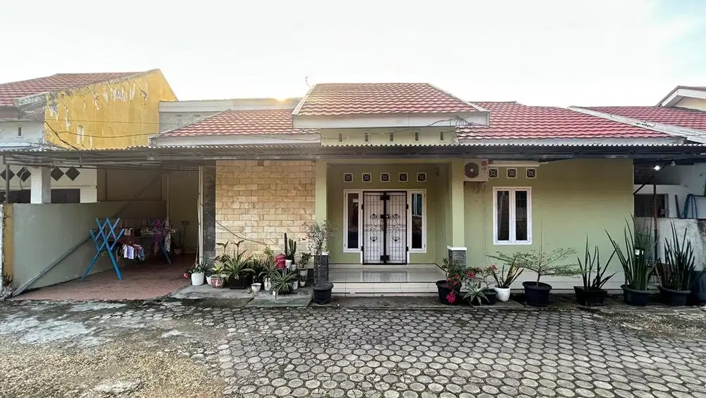DiJual rumah tengah kota beserta isinya